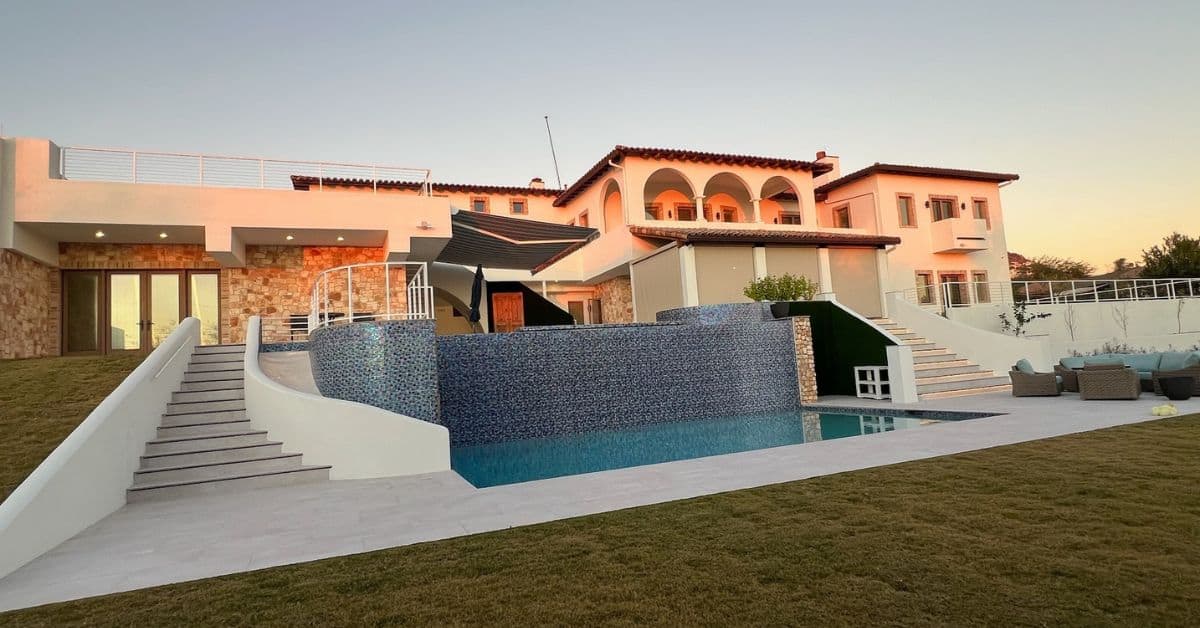 Carefree Luxury Homes: Arizona’s Top Outdoor Shade Solutions
